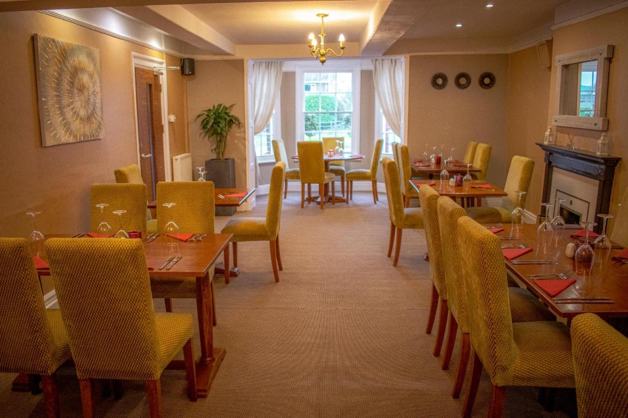 The Lion Hotel Llansantffraid-ym-Mechain Kültér fotó